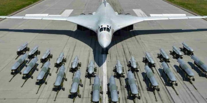 ताज़ा रिपोर्ट्स के अनुसार, रूस ने इस परमाणु बम ले जाने में सक्षम विमान Tu-160 को अब अलास्का के पास चुकोटका क्षेत्र के अनादिर एयरबेस पर तैनात कर दिया है. हालांकि, इस तैनाती की आधिकारिक पुष्टि अभी तक नहीं हुई है लेकिन सैटेलाइट तस्वीरों से इसके संकेत मिले हैं. रूस की वायुसेना में इस जहाज को ‘व्हाइट स्वॉन’ कहा जाता है यानी शांति के आवरण में छिपा विनाश.