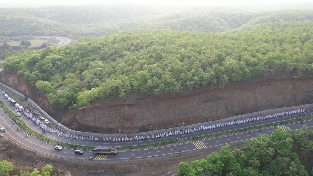 भक्ती, अध्यात्म, पांडुरंगाच्या भेटीची ओढ अन् फुललेल्या निसर्गाचा अनोखा संगम; गजानन महाराजांच्या पालखी पातूर घाटात, PHOTO