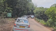 विकेंड गाठून महाबळेश्वरला गेले, शेकडो पर्यटक रस्त्यावरच अडकले, तासन् तास वाहनं एकाच जागेवर, Photos