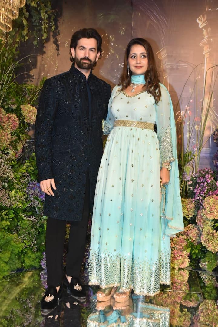 बॉलीवुड एक्टर नील नितिन मुकेश ने ब्लैक सूट में अपनी पत्नी के साथ  क्लासी एंट्री की और सिंपल लेकिन शार्प लुक दिखाया. साथ ही उनकी पत्नी ने ब्लू कलर का अनारकली सूट पहना था.दोनों की मौजूदगी ने ग्रैंड पन में चार चांद लगा दिए.