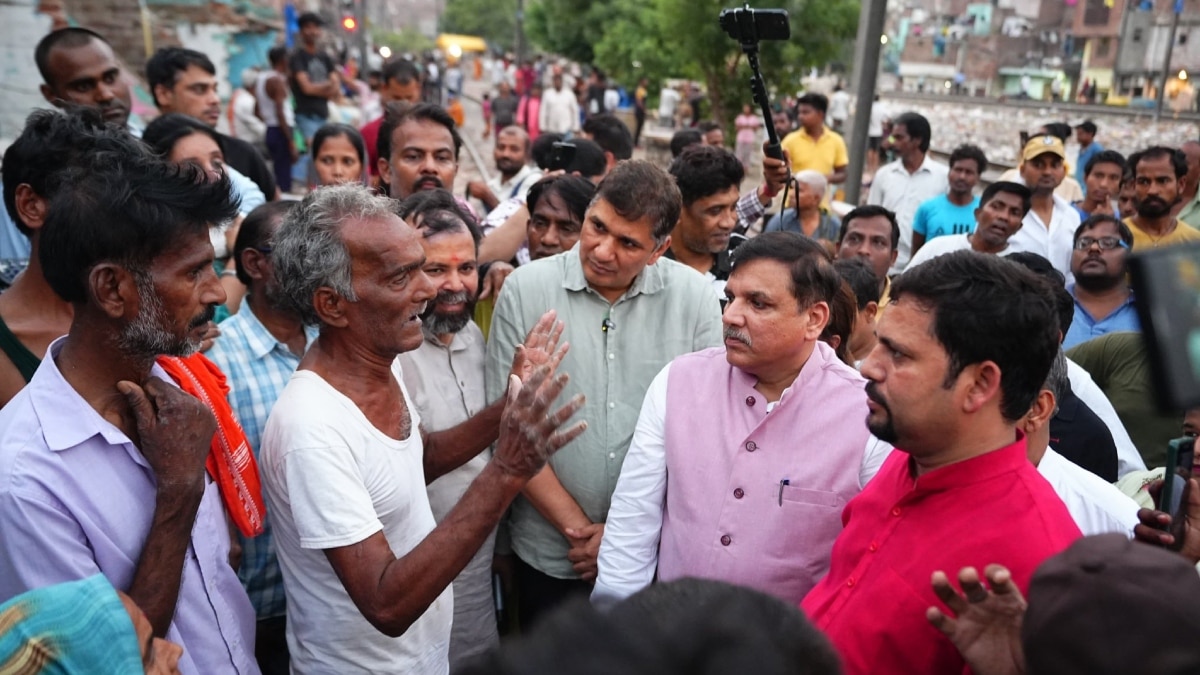 Delhi: दिल्ली में झुग्गी तोड़े जाने पर AAP ने रेखा गुप्ता पर साधा निशाना, संजय सिंह बोले- ‘बिहार के लोग…’