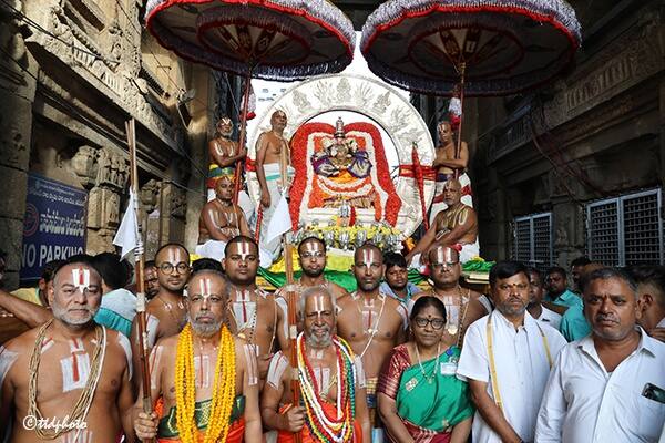 తిరుపతి శ్రీ గోవిందరాజస్వామివారి బ్రహ్మోత్సవాల్లో భాగంగా ఏడో రోజైన ఆదివారం సూర్యప్రభవ వాహనంపై భక్తులను అనుగ్రహించారు గోవిందరాజస్వామి