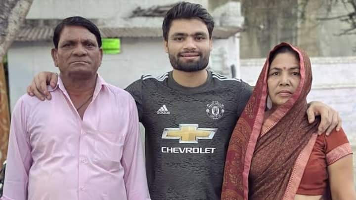  भारतीय क्रिकेटर रिंकू सिंह ने रविवार को लखनऊ में सपा सांसद प्रिया सरोज से सगाई कर ली है. दोनों इसी साल शादी करने वाले हैं. यहां जानिए रिंकू के परिवार में कौन-कौन हैं.