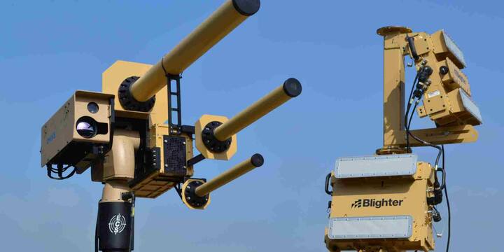 यह एंटी-ड्रोन UAV अपने टारगेट को रडार और एडवांस सेंसर की मदद से ट्रैक करता है और फिर तेज़ी से उस पर झपट्टा मारता है. दुश्मन के ड्रोन को यह हवा में ही ध्वस्त कर देता है जिससे खतरा टल जाता है.