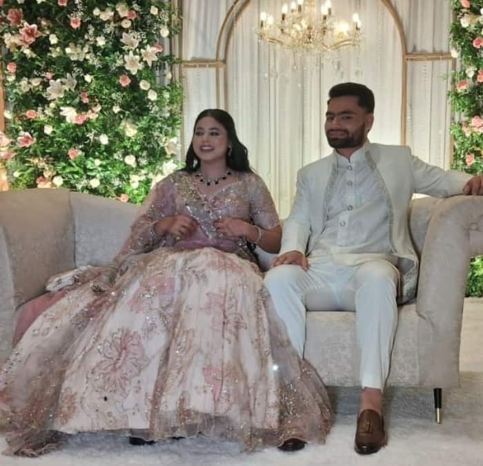 रिंकू सिंह ने क्रीम रंग की शेरफानी पहनी हुई थी. प्रिया सरोज लाइट पिंक रंग के लहंगा चुन्नी में खूबसूरत नजर आ रही थी.
