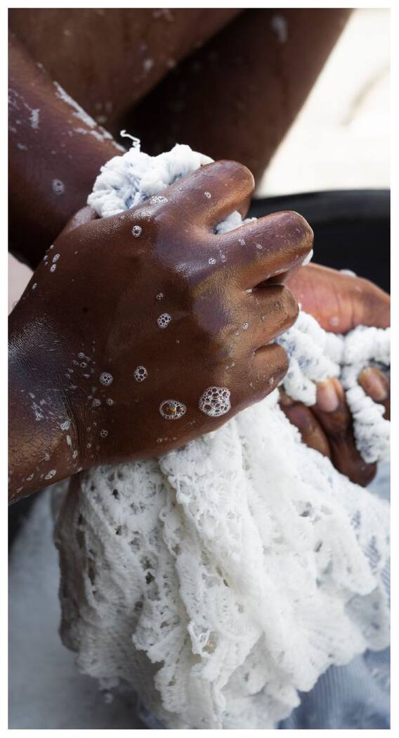 हाथों से कपड़े धोने से क्या होता है फायदा?