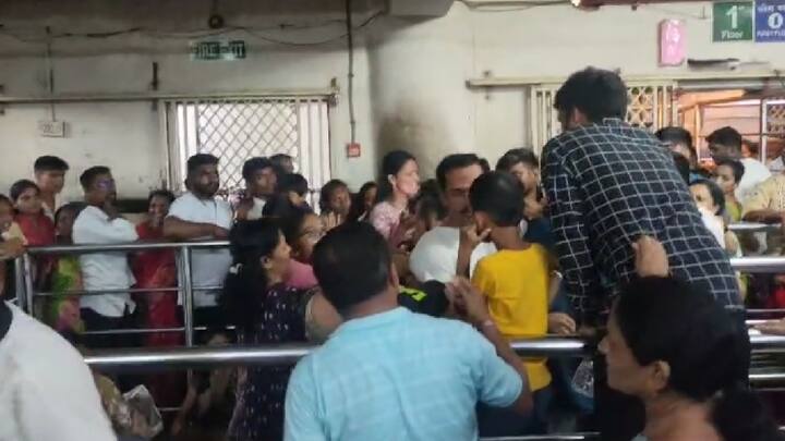 रांगेतील भाविकांनाही हा वाद मिटेना गेल्यानंतर 20 मिनिटानी दर्शन रांगेचे नियोजन करणारे सिक्युरिटी गार्ड घटनास्थळी दाखल झाले.