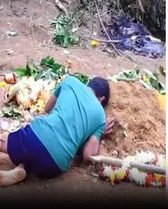 बेटे की कब्र से लिपटकर रोए पिता बेंगलुरु भगदड़ में हुई थी मौत | ABP NEWS SHORTS