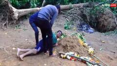 'আমিও এখানেই থাকতে চাই', বেঙ্গালুরুতে পদপিষ্ট হয়ে মৃত সন্তানের কবর আঁকড়ে কান্না বাবার