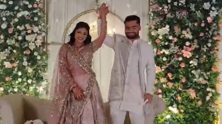 इसके बाद रिंकू सिंह ने प्रिया सरोज को अंगूठी पहनाई. रिंकू ने प्रिया का हाथ थामा और ऊपर उठाया, दोनों बहुत खुश थे. हालांकि प्रिया इस दौरान भावुक हो गई.