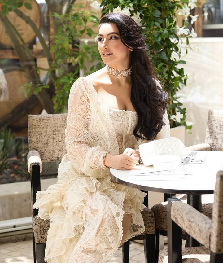 Shalini’s makeup was polished and perfectly complemented the romantic aesthetic — soft nude lips, peach-toned blush, and bold, winged eyeliner highlighted her facial features while keeping the look fresh and clean. Her voluminous, side-swept waves flowed down in perfect spirals, styled to echo the drama of her ruffled skirt. (All Pics Credit: Instagram/@shalini.passi)