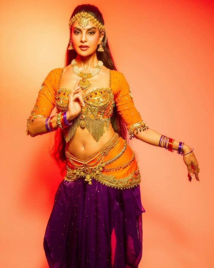 Jacqueline looks exactly like Apsara in this outfit. His viral photos are getting a lot of love from audiences.