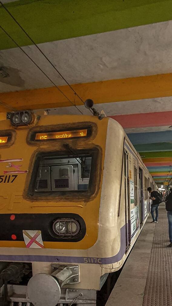 अशी सुरु झाली मुंबई लोकल!