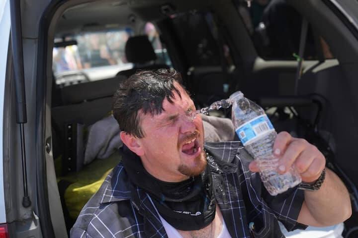 પરિસ્થિતિને કાબુમાં લેવા માટે પોલીસે ટીયર ગેસ અને રબર બુલેટનો ઉપયોગ કર્યો. દરેક ખૂણા પર ઢાલ અને બંદૂકોથી સજ્જ પોલીસકર્મીઓ તૈનાત જોવા મળ્યા, અને ઘણી જગ્યાએ ઘોડા પર પોલીસકર્મીઓ પેટ્રોલિંગ કરતા પણ જોવા મળ્યા.