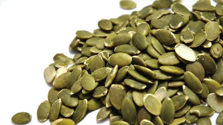 4. Magnesium-Rich Snacks: Magnesium plays a crucial role in nerve and muscle function, and a deficiency may contribute to migraines. Add magnesium-rich foods like almonds, banana, pumpkin seeds, and spinach to your diet. These snacks help relax the blood vessels and nerves. (Image Source: Canva)
