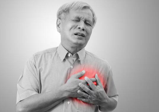 हृदय रोग: साइलेंट किलर कहलाने वाला हृदय रोग पुरुषों में सबसे आम है. इसमें छाती में दर्द, सांस लेने में तकलीफ, थकान, पसीना आना जैसी दिक्कत होती है. ये ज्यादातर धूम्रपान, मोटापा या तनाव की वजह से होता है.