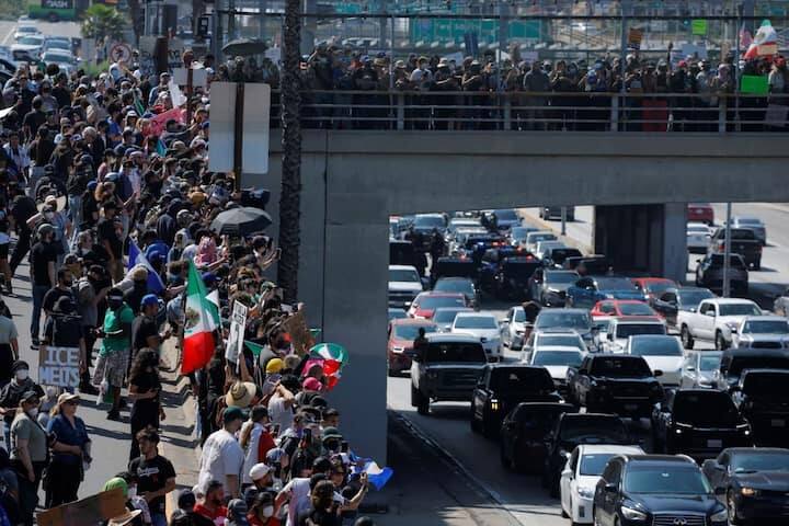 નેશનલ હાઇવે ૧૦૧ બ્લોક કરવામાં આવ્યો હતો. ડઝનબંધ વાહનો આગમાં લપેટાઈ ગયા હતા. વાયરલ થયેલા વીડિયોમાં, વિરોધીઓ અમેરિકન ધ્વજ સળગાવતા અને કેટલાક લોકો એક જ ધ્વજ પર થૂંકીને પોતાનો ગુસ્સો વ્યક્ત કરતા જોવા મળ્યા હતા. આ દરમિયાન સોવિયેત યુનિયન અને મેક્સિકોના ધ્વજ પણ પ્રદર્શનોમાં જોવા મળ્યા હતા.