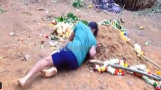 Video : बंगळूर आयपीएल चेंगराचेंगरी; हताश बापानं लेकाच्या कबरीला मिठी मारली, म्हणाला, मला इथंच राहायचं आहे, जी जमीन लेकासाठी घेतली तिथं दफन करण्याची वेळ आली