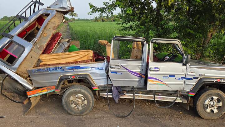 क्रूझर गाडीने ट्रकला पाठीमागून जोराची धडक दिल्याने गाडीचे छत अक्षरशः उडून गेले.