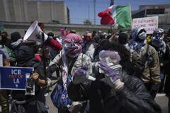 Los Angeles Protest: ट्रंप के एक फैसले से जल उठा अमेरिका, लॉस एंजिल्स में हिंसक प्रदर्शन, पुलिस ने दागे आंसू गैस के गोले; PHOTOS