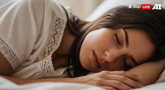 વાસ્તુ શાસ્ત્ર અનુસાર, સૂવાની શ્રેષ્ઠ દિશા દક્ષિણ છે. તમારે હંમેશા ધ્યાનમાં રાખવું જોઈએ કે તમારું માથું દક્ષિણ તરફ અને તમારા પગ ઉત્તર તરફ હોવા જોઈએ.