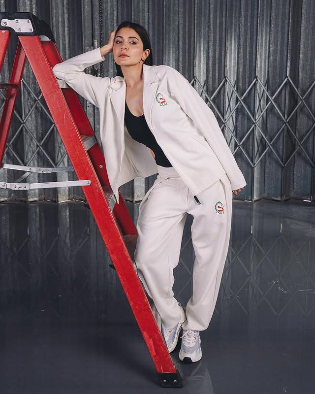 अयोध्या में जन्मीं अनुष्का का कभी भी एक्ट्रेस बनने का इरादा नहीं था, बल्कि वह मॉडलिंग या जर्नलिज्म की फील्ड में अपना करियर बनाना चाहती थीं.