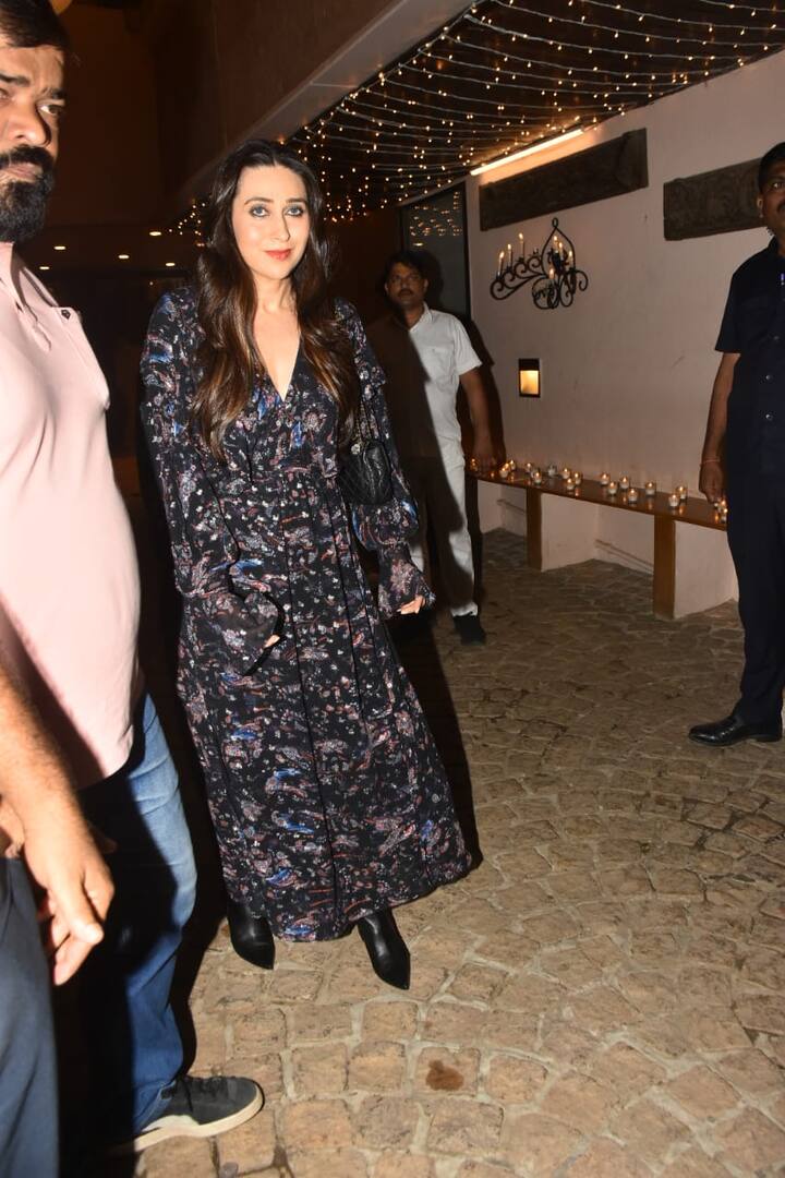 करिश्माा कपूर भी काफी स्टनिंग अंदाज में सोनम के बर्थडे सेलिब्रेशन में पहुंची थीं.