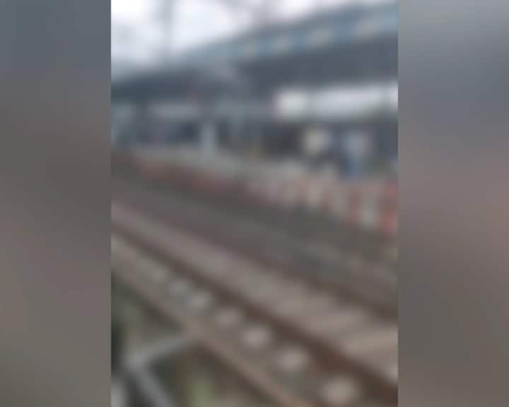 नेमक्या कोणत्या गाडीतून प्रवासी खाली पडले, याबाबत अद्याप माहिती नाही. मृत प्रवाशांची ओळख पटवण्याचं काम सुरू आहे.