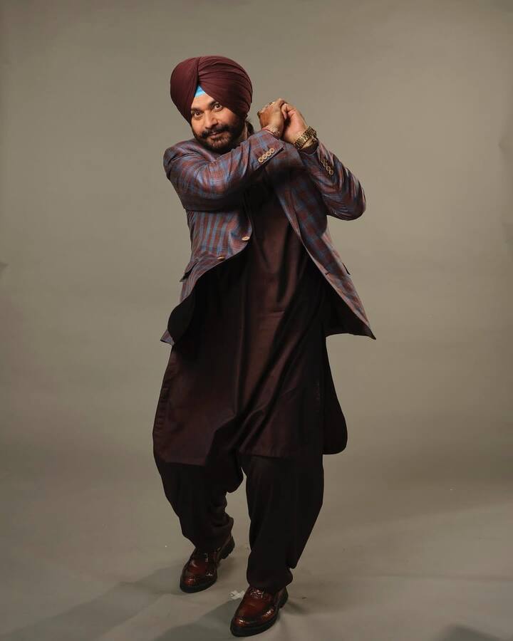 नवजोत सिंह सिद्धू ने अपने क्रिकेट करियर की शुरुआत 1983 में राइट हैंडेड के ओपनर के रूप में की और इंडियन क्रिकेट टीम के लिए खेले.