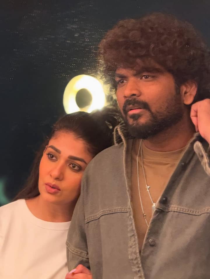 மேலும் இவரது நடிப்பில், அடுத்தடுத்து 8 படங்கள் உருவாகி வருகிறது. எவ்வளவு பிசியாக நடித்து கொண்டிருந்தாலும்... கணவர் - குழந்தைகளுக்கு நேரம் ஒதுக்குவதை வழக்கமாக வைத்துள்ள நயன்தாரா இன்று தன்னுடைய 3-ஆம் ஆண்டு திருமண நாளை கொண்டாடி வருகிறார்.