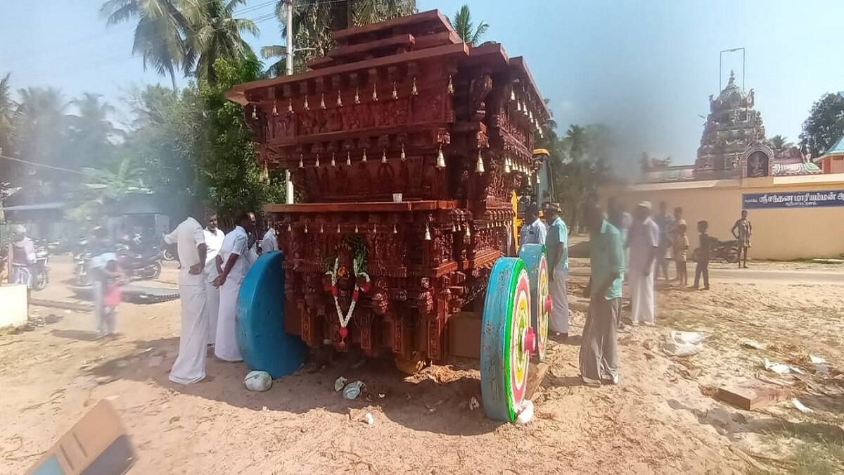 தஞ்சாவூரில் 35 அடி உயர அரிவாள்: பிரமிப்பில் மக்கள்! தேரோட்டமும் தயார்!