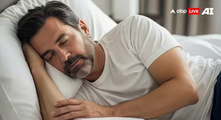 વાસ્તુ શાસ્ત્ર અનુસાર, વ્યક્તિએ 4 માંથી ફક્ત 3 દિશામાં માથું રાખીને સૂવું જોઈએ. પરિણીત લોકોએ દક્ષિણ અથવા દક્ષિણ-પૂર્વ દિશામાં માથું રાખીને સૂવું જોઈએ.