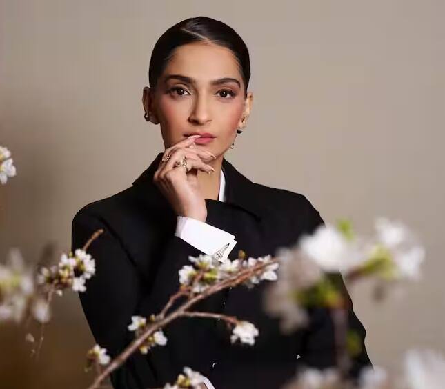 આ લોકપ્રિય બોલિવૂડ અભિનેત્રીની એક વ્યક્તિએ છેડતી કરી હતી. આ ઘટના પછી અભિનેત્રી ખૂબ જ ડરી ગઈ હતી અને તેણે લાંબા સમય સુધી આ વિશે કોઈને કહ્યું નહીં. બોલિવૂડમાં ઘણી એવી અભિનેત્રીઓ છે જેમણે છેડતીનો સામનો કર્યો છે. કેટલીક અભિનેત્રીઓએ બાળપણમાં આ સહન કર્યું છે તો કેટલીક અભિનેત્રીઓએ કરિયરમાં લોકોના ખોટા ઇરાદાઓનો ભોગ બની હતી. બોલિવૂડની ફેશન આઇકોન તરીકે જાણીતી સોનમ કપૂર આજે એટલે કે 9 જૂને પોતાનો 40મો જન્મદિવસ ઉજવી રહી છે.