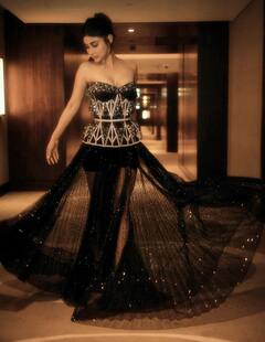 Mouni Roy : एक नंबर.. मौनी रॉयच्या ग्लॅमरस लूकने वेधलं लक्ष!