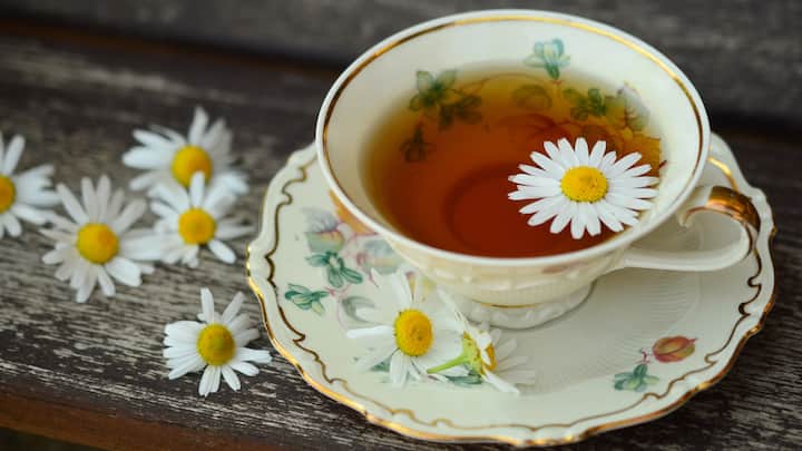 6. Chamomile Tea: This herbal tea has a calming effect on the nervous system. Headaches, particularly tension-type headaches and migraines, are often linked to stress, poor sleep, or nervous tension. Chamomile helps by gently relaxing the body, reducing inflammation, and easing muscle tightness. (Image Source: Canva)