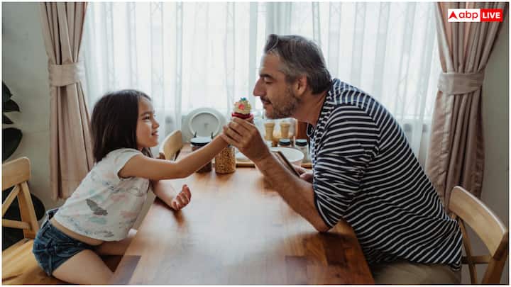 हर साल फादर्स डे जून महीने के तीसरे रविवार को मनाया जाता है. इस वर्ष पिता को समर्पित फादर्स डे 15 जून 2025 को मनाया जाएगा.