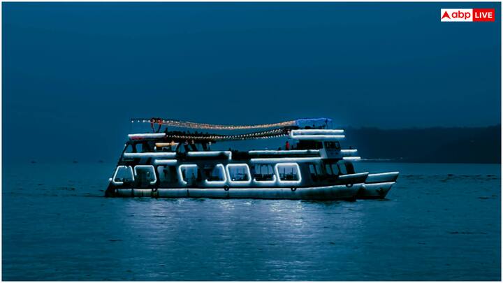 इसके अलावा गोवा में एडवेंचरस एक्टिविटी का भी लुफ्त उठा सकते हैं. इनमें महादेई नदी पर व्हाइट वॉटर राफ्टिंग या बैकवॉटर और वाइल्ड लाइफ सेंचुरी की विजिट करना आदि शामिल है.