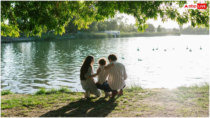 फादर्स डे को सेलिब्रेट करने की शुरुआत दो बेटियों के प्रयास से हुई. पहला प्रयास ग्रेस गोल्डन क्लेटन ने किया. 1908 में वेस्ट वर्जीनिया के फेयरमोंट में ग्रेस ने अपने पिता की याद में एक चर्च सेवा आयोजित की. हालांकि तब इस आयोजन को व्यापक पहचान नहीं मिल सकी.