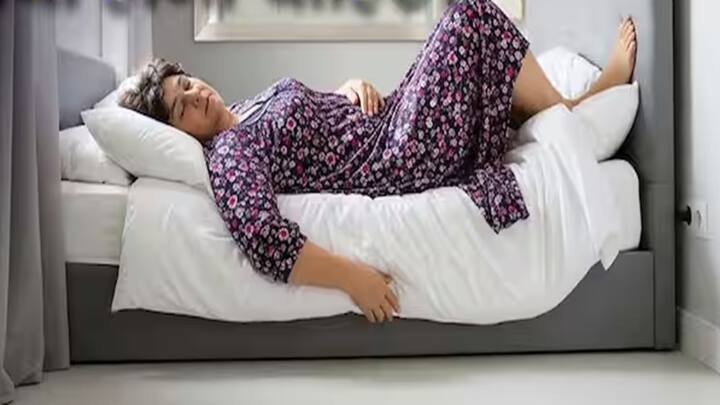 Vastu Tips For Sleeping: આપણામાંથી મોટાભાગના લોકો સૂવાની યોગ્ય દિશા, કઈ દિશામાં સૂવું યોગ્ય છે તે અંગે મૂંઝવણમાં મુકાઈ જાય છે. વાસ્તુ શાસ્ત્રમાં પણ સૂવાની યોગ્ય દિશાનો ઉલ્લેખ છે. વાસ્તુ શાસ્ત્રમાં સૂવાની યોગ્ય દિશા વિશેના નિયમો પણ જણાવવામાં આવ્યા છે. યોગ્ય દિશામાં સૂવાથી વ્યક્તિનું આયુષ્ય વધે છે. આ સાથે, યોગ્ય દિશામાં સૂવાથી નકારાત્મક વિચારો પણ અટકે છે.