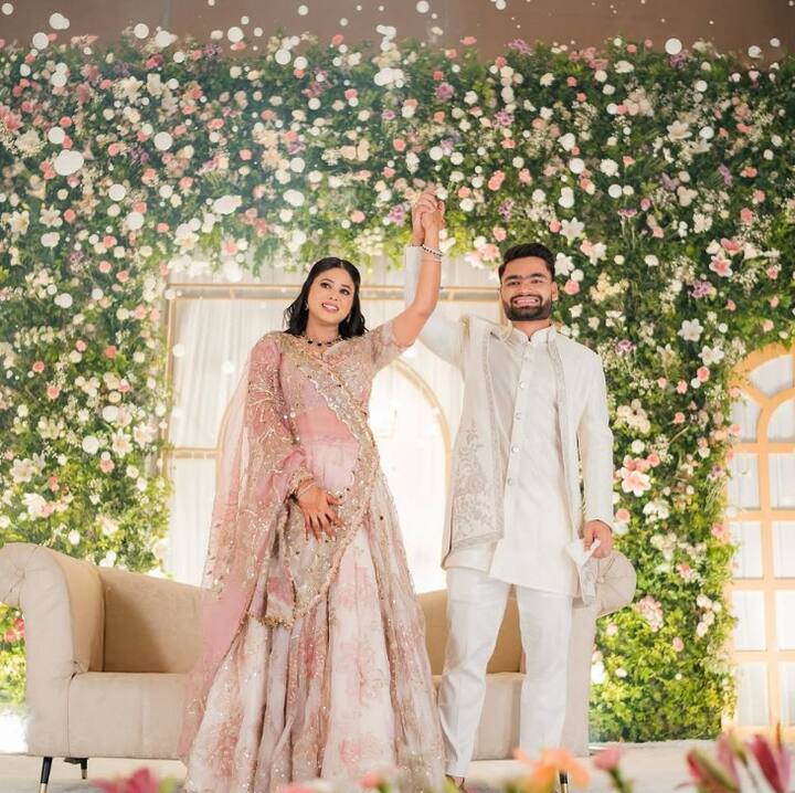 ਰਿੰਕੂ ਦੀ ਪਤਨੀ ਪ੍ਰਿਆ ਇੱਕ ਰਾਜਨੀਤਿਕ ਪਿਛੋਕੜ ਤੋਂ ਆਉਂਦੀ ਹੈ। ਉਨ੍ਹਾਂ ਦੇ ਪਿਤਾ ਤੂਫਾਨੀ ਸਰੋਜ ਸਮਾਜਵਾਦੀ ਪਾਰਟੀ ਦੇ ਇੱਕ ਵੱਡੇ ਨੇਤਾ ਹਨ। ਉਹ ਤਿੰਨ ਵਾਰ ਲੋਕ ਸਭਾ ਤੋਂ ਸੰਸਦ ਮੈਂਬਰ ਰਹਿ ਚੁੱਕੇ ਹਨ। ਉਨ੍ਹਾਂ ਦੀ ਧੀ ਪ੍ਰਿਆ ਵੀ ਉਨ੍ਹਾਂ ਦੇ ਨਕਸ਼ੇ ਕਦਮਾਂ 'ਤੇ ਚੱਲ ਰਹੀ ਹੈ।