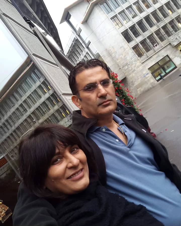 अपनी पर्सनल लाइफ में उन्होंने 1992 में एक्टर परमीत सेठी से शादी की, जिसे उन्होंने चार साल तक सीक्रेट रखा क्योंकि परमीत के परिवार को उनका एक्टिंग करियर पसंद नहीं था.