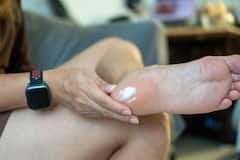 શિયાળામાં ફાટેલી એડીઓ માટે રામબાણ ઇલાજ: મોંઘા ક્રીમ છોડી અપનાવો આ 5 અસરકારક ઘરેલું ઉપાયો