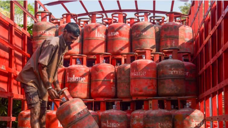 Commercial Cylinder Price Reduced Fixed As 1789 Rupees From Aug 1 Check Details Cylinder Price: காலையிலேயே நல்ல சேதி.. சிலிண்டர் விலை குறைப்பு, எவ்வளவு தெரியுமா?