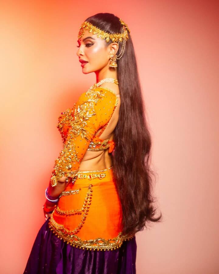 The actress is seen wearing an orange blouse and purple dhoti in these photos. Heavy workmanship is done on his blouse. Seeing her beauty in all the pictures of Jacqueline, her fans have lost their hearts.