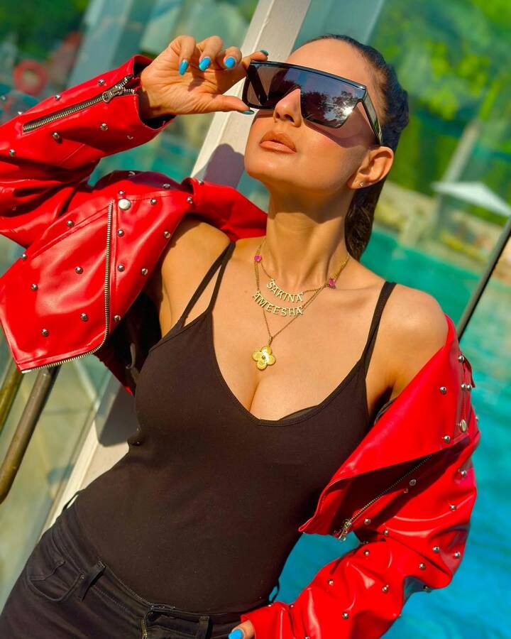 एक वक्त था जब अमीषा पटेल शादीशुदा डायरेक्टर विक्रम भट्ट से दिल लगा बैठी थीं.हालांकि, ये रिश्ता कुछ साल में ही टूट गया.