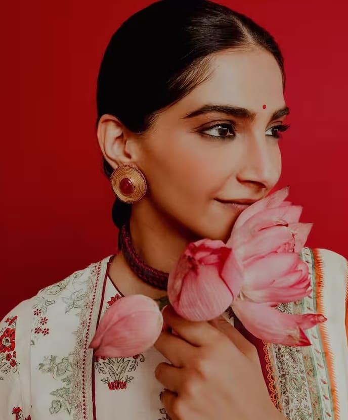 તે સમયે એક માણસ પાછળથી આવ્યો અને તેણે મારા પ્રાઇવેટ પાર્ટને પકડી લીધો હતો. મને સમજાયું નહીં કે શું થયું અને હું રડવા લાગી. અભિનેત્રીએ કહ્યું કે તેણે બે વર્ષ સુધી આ વાત કોઈને કહી ન હતી. મને લાગ્યું કે મારાથી કોઇ ભૂલ થઇ હતી.