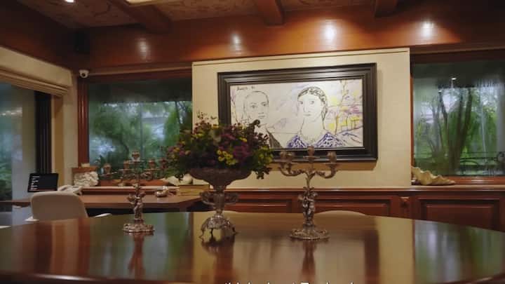 This is the Koji and comfortable dining set up of Anil Kapoor's house. The wall painting of the wall is probably made here by the actor's wife. Sunita has given her personal touch in minimalist dining space.