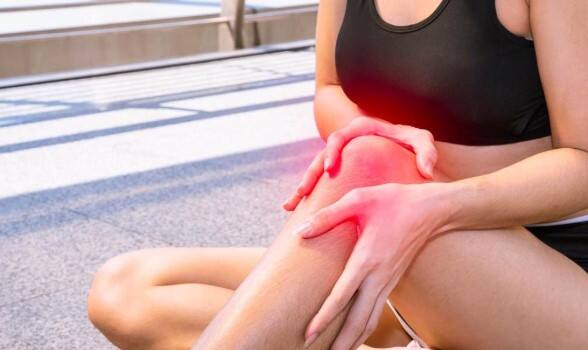 કલાકો સુધી એક જગ્યાએ બેસી રહેવાથી અથવા કોઈ શારીરિક કાર્ય ન કરવાથી યુરિક એસિડ વધી શકે છે. વાસ્તવમાં, શરીરની ઓછી હિલચાલને કારણે લોહીનો પ્રવાહ ધીમો પડી જાય છે, જેના કારણે યુરિક એસિડ યોગ્ય રીતે બહાર નીકળી શકતું નથી. આવી સ્થિતિમાં, દર કલાકે થોડી વાર ઉઠીને ચાલવાનો પ્રયાસ કરો.