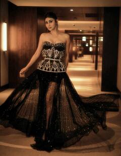 Mouni Roy : एक नंबर.. मौनी रॉयच्या ग्लॅमरस लूकने वेधलं लक्ष!