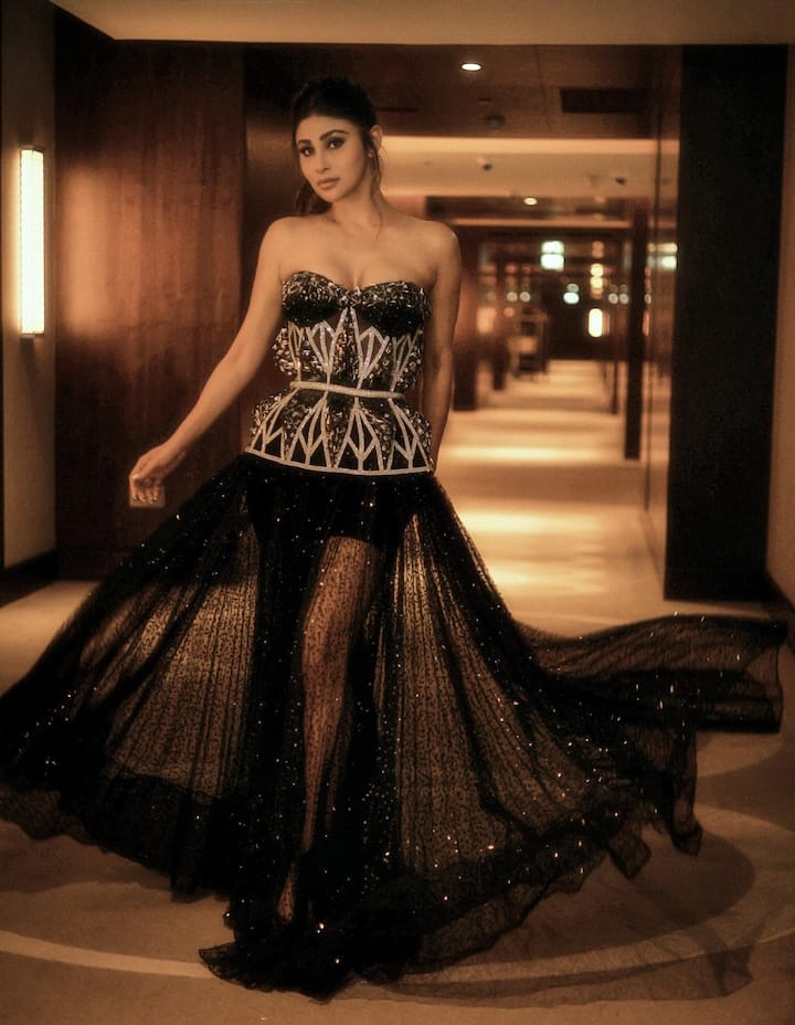 मुळात म्हणजे मौनी रॉय ही सोशल मीडियावर चांगलीच सक्रिय दिसते.